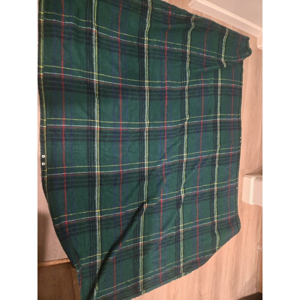 Tennessee Woolen Mills Warmer Wearable Button Blanket 64x72. Green Plaid Stadium